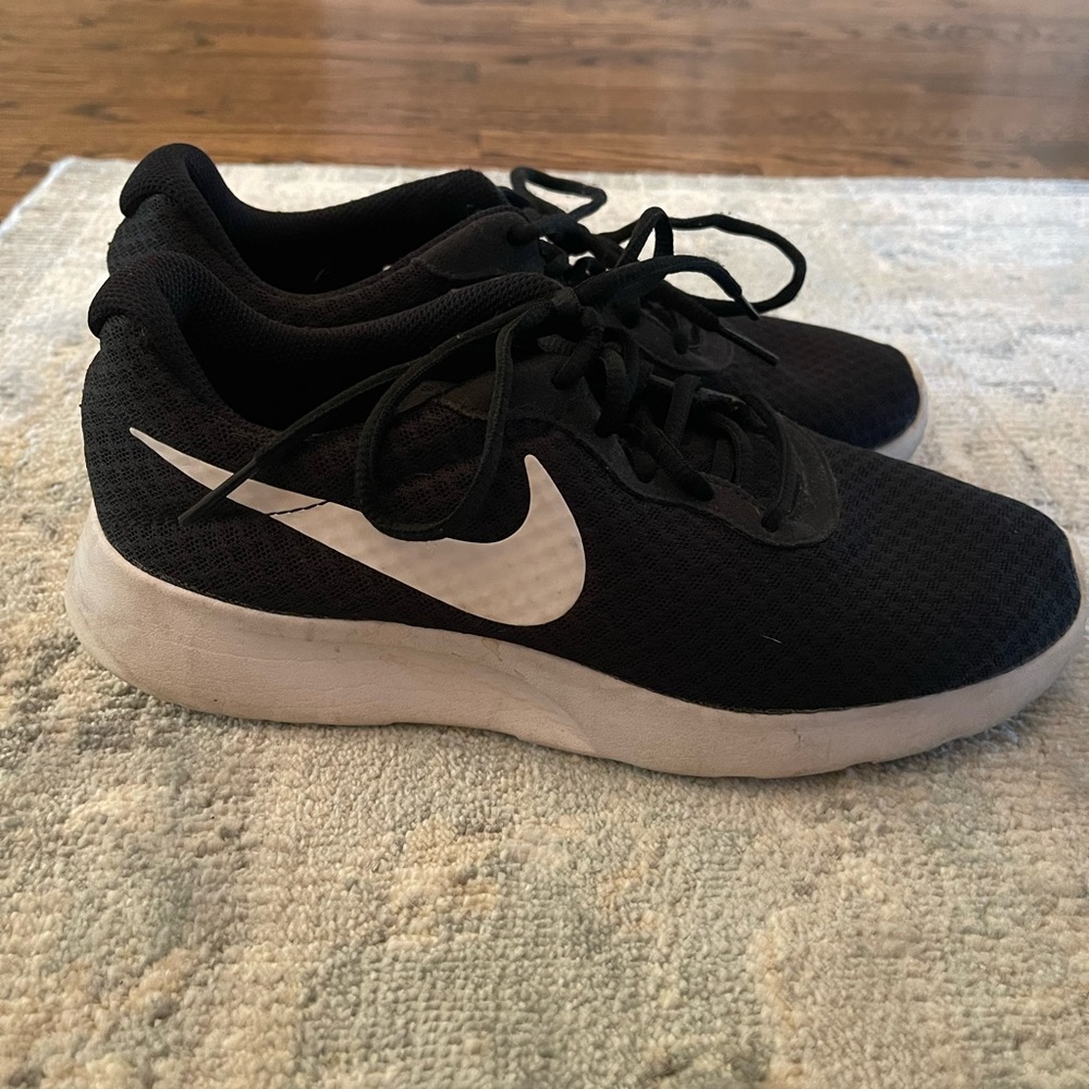 Black Nike Tennis Shoes